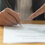 ¿Qué es un contrato de trabajo y qué elementos debe incluir?
